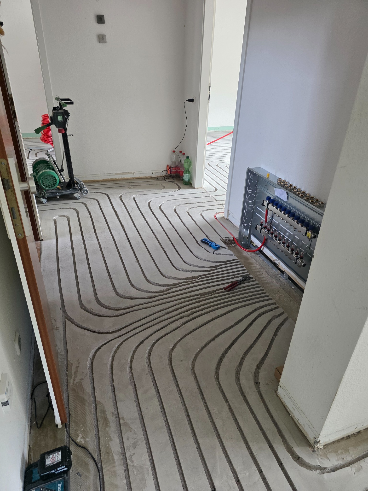 Fräsmaschine und gefräste Kanäle im Bereich eines Heizkreisverteilers